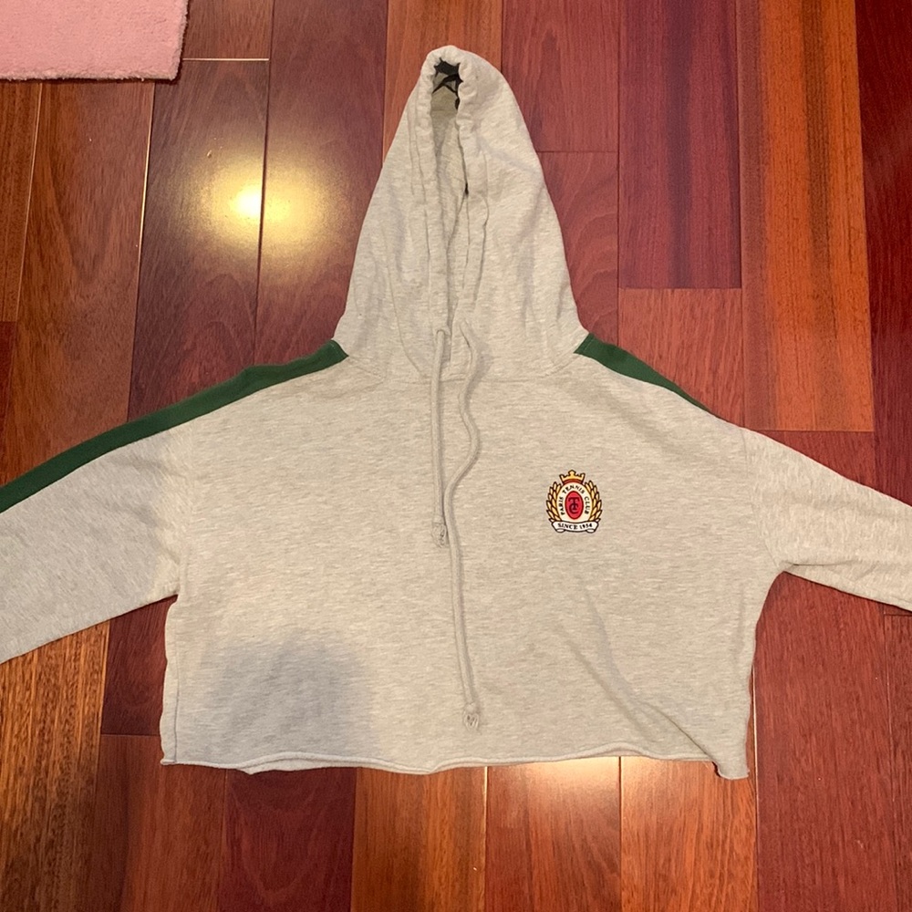 LA Hearts soft gray cropped hoodie!